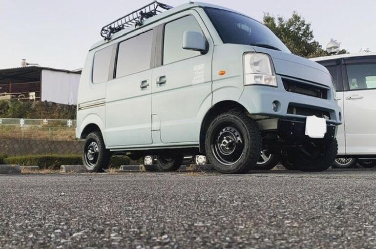 ついに完成！エブリィ世田谷ベースカラーのエブリィになります。お客様より依頼を受けてから作成！4wdターボフロント、リアショートバンパー、社外マフラー、リフトアップ、ブロックタイヤ